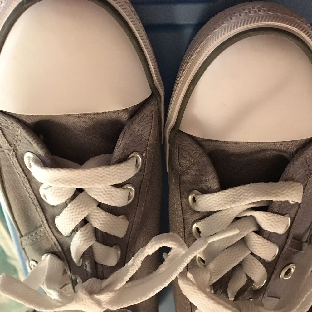 Joe Boxer Woman's Grey With White Size 8 Sneakers
